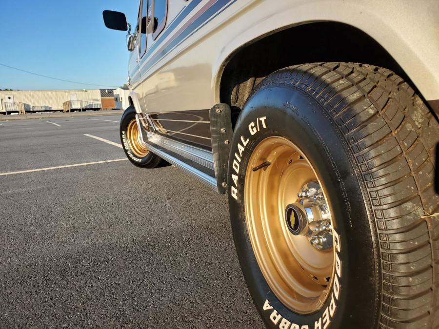 Детали экстерьера Chevrolet G20 Conversion Van  (CG21305) 1988 года  (фото 109 из 257)